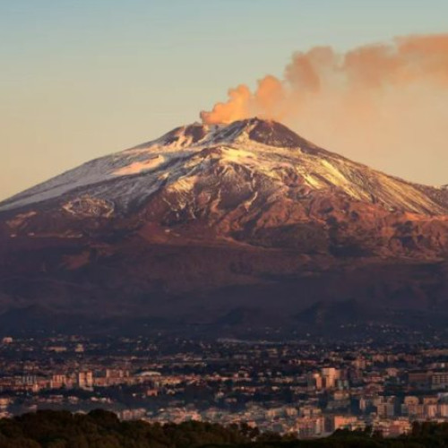 Etna, activitate intensă și consecințe pentru aeroportul din Catania