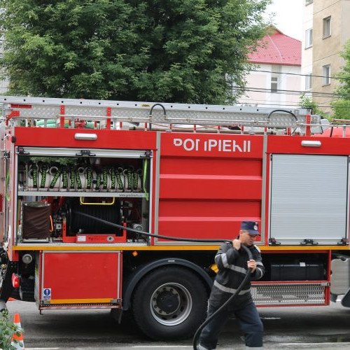 Incendiu pe strada Victoriei: Pompierii intervin pentru stingerea flăcărilor