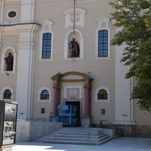 Statuile restaurate ale Bisericii &quot;Sfanta Treime&quot; din Baia Mare au fost reinstalate