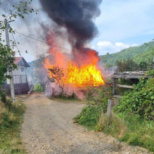 Incendiu devastator în Cavnic: o familie cu 9 copii a rămas fără locuință