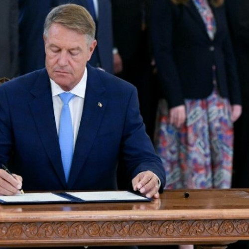 Klaus Iohannis semnează decretul pentru introducerea salariului minim european în România