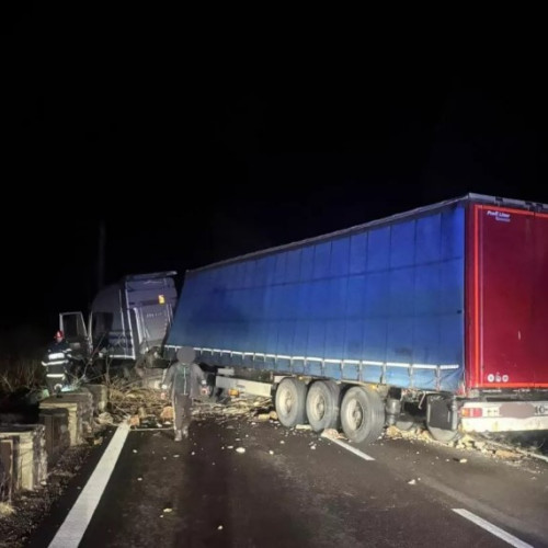 Traficul rutier pe DN7 este blocat din cauza unor stânci căzute