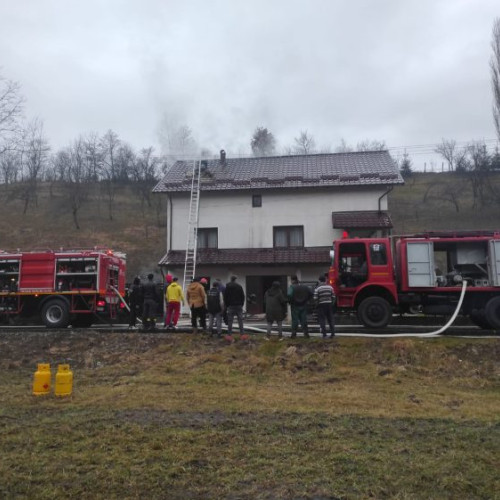 Incendiu la o casă de locuit în localitatea Sieu