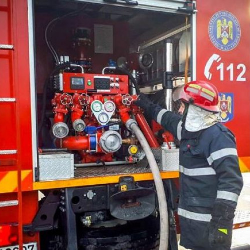 Incendiu la o casă din Teceu Mic, pompierii intervin