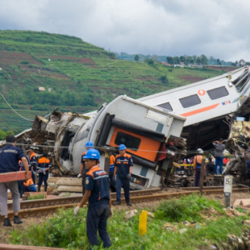 Două trenuri cu 480 pasageri s-au lovit în Indonezia