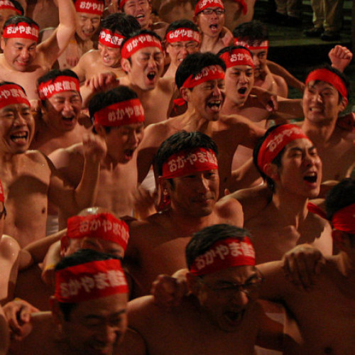 Femeile pot participa la festivalul dezbrăcaților, unde bărbați alungă spiritele rele