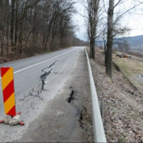 Alunecare de teren pe DN 18 în Maramureș: Trafic afectat în singurul sens