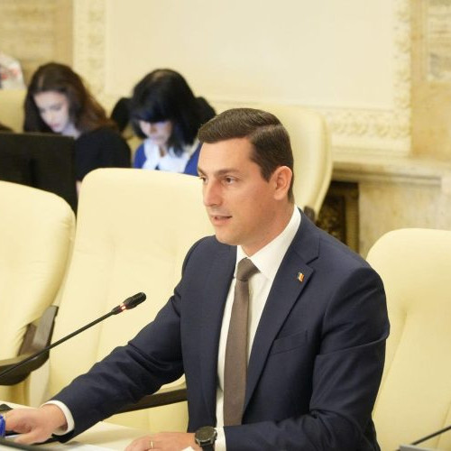 deputatul PNL de Maramureș, Ionel Bogdan, critică declarațiile deputatului AUR Dan Tănăsă, care a îndemnat la boicotarea firmelor de curierat străine. Potrivit lui Bogdan, astfel de mesaje pot fi discriminatorii și pot crea tensiuni sociale.