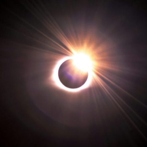 Eclipsă totală de lună, vizibilă în România și în lume în seara de duminică