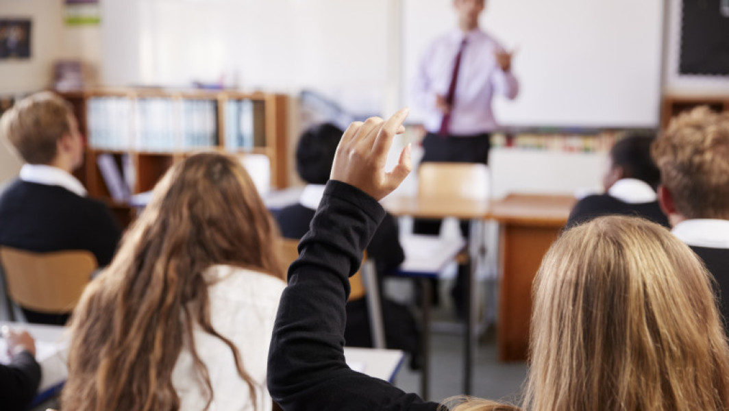 Guvern aprobă metodologia burselor din învățământul preuniversitar de stat