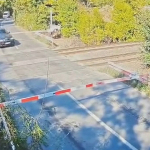 Șofer nerăbdător pătrunde peste barierele căii ferate în Pasărea, Ilfov