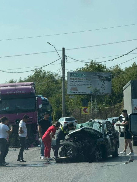 Accident grav pe strada Dura din Baia Mare, între autoturism și camion