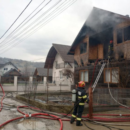 Intervenție de urgență în Sighetu Marmației: mansarda unei case a luat foc, pompierii au sosit la fața locului – Foto!