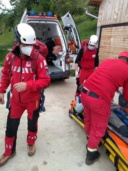 Salvamont Maramureș a intervenit pentru salvarea a doi ucraineni în Munții Maramureșului