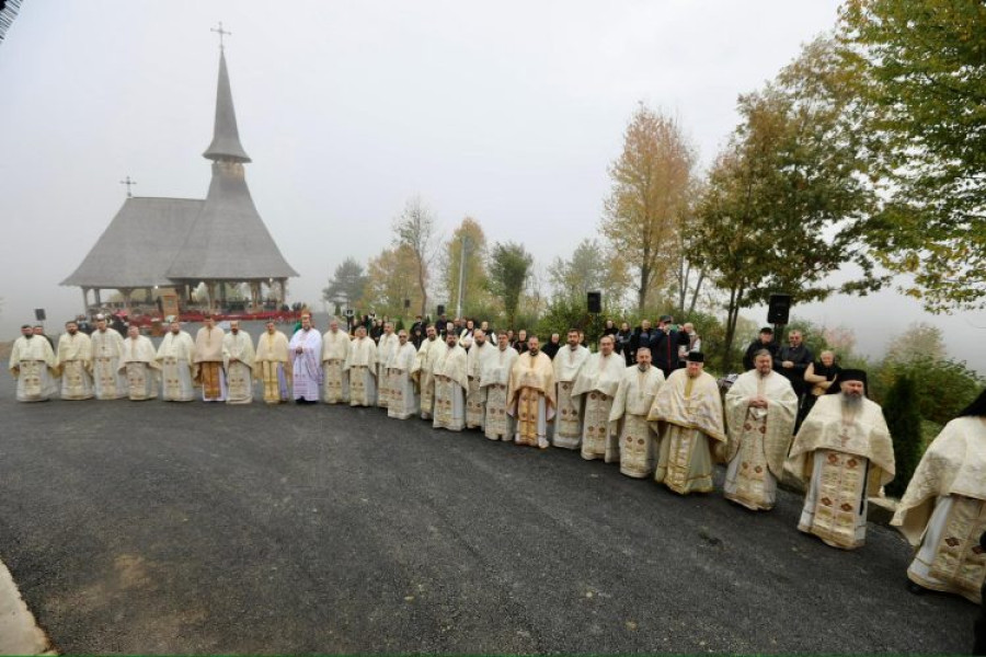 Preasfințitul Iustin a târnosit Schitul „Cuvioasa Parascheva de la Iași” din Maramureș