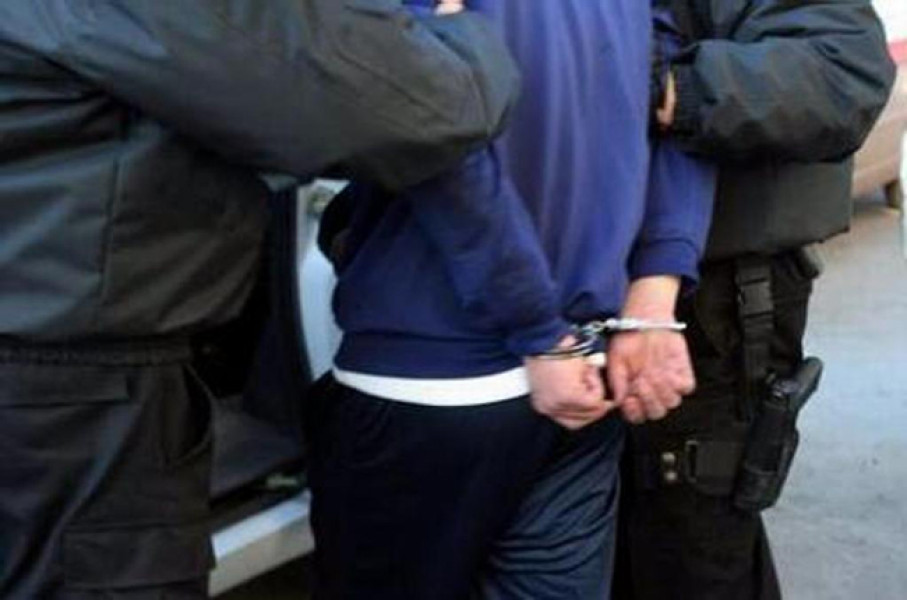Bărbat din Iadăra reținut după ce a agresat un vecin în timpul unui scandal