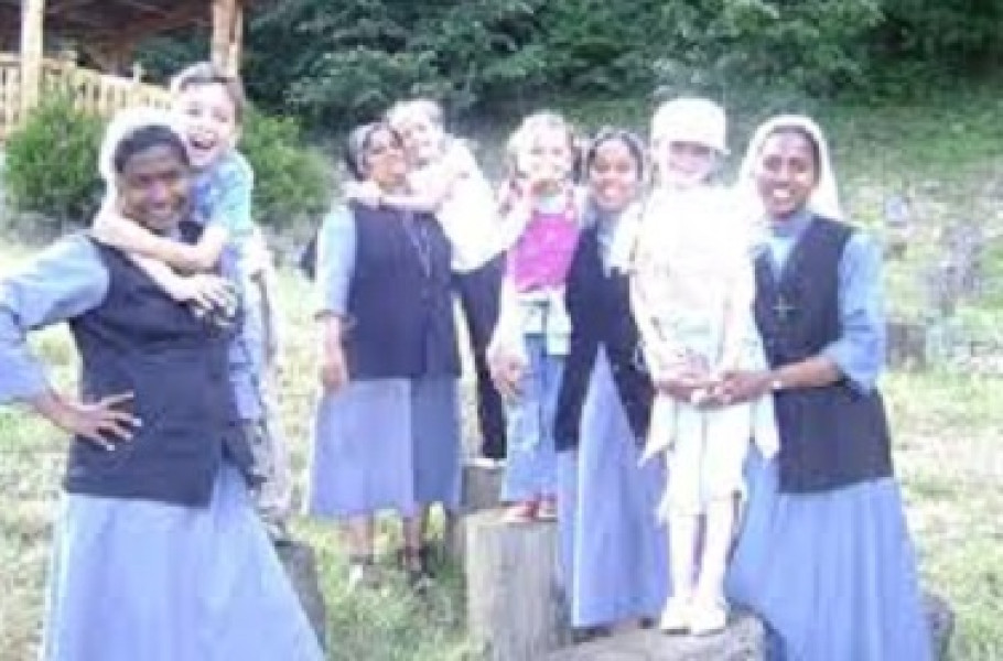 Surorile Ursuline sărbătoresc 25 de ani de activitate la biserica Sf. Anton din Baia Mare