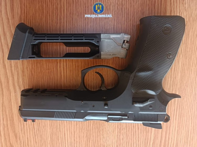 Trei mandate de percheziție efectuate la Petrova după o postare cu un pistol airsoft