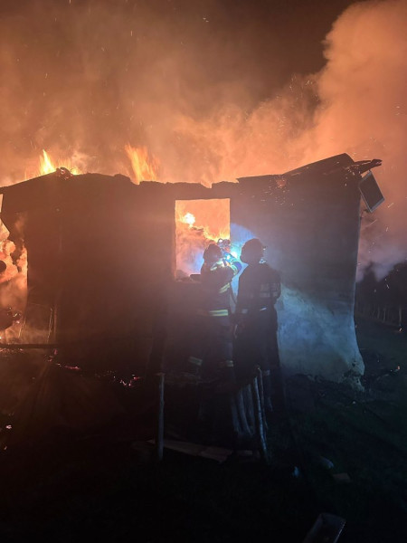 Incendiu puternic la o casă din Buteasa, intervenție dificilă pentru pompieri
