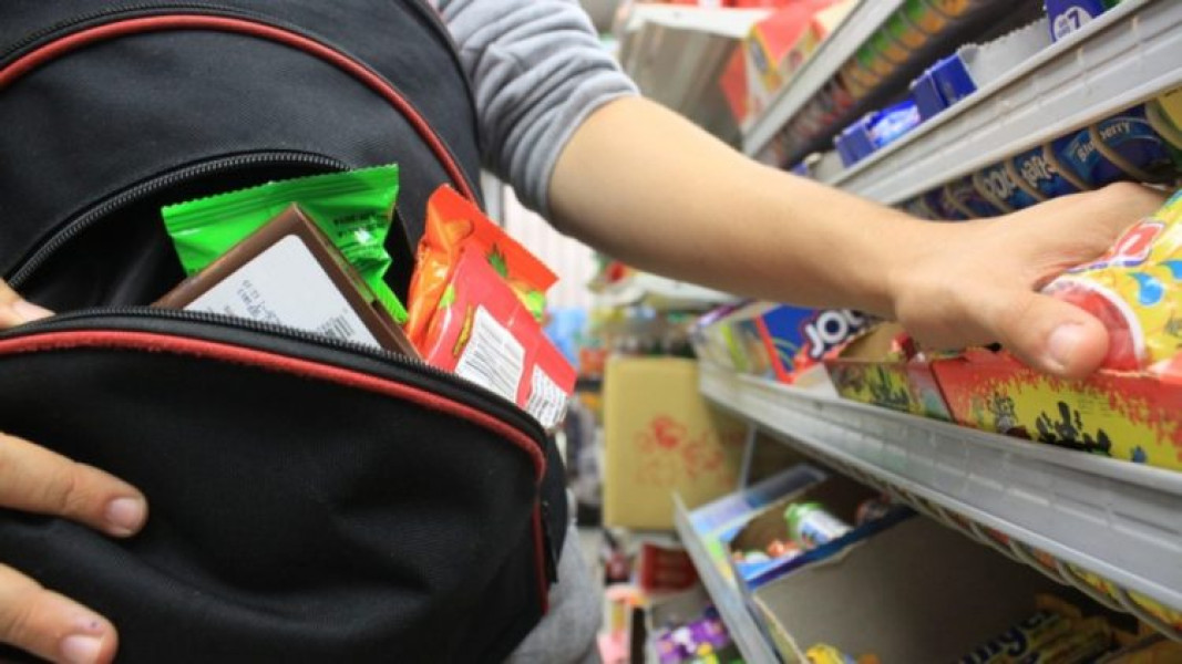 Tânăr prins după ce a furat produse dintr-un supermarket din Baia Mare