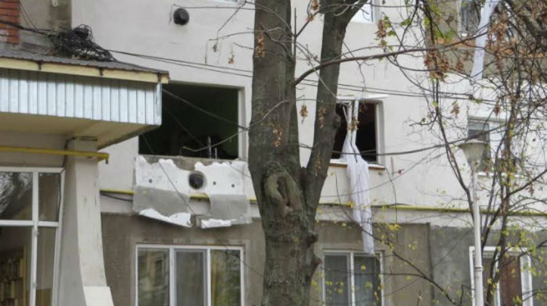 Explozie puternică într-un bloc din Bistrița provoacă evacuarea a 17 persoane