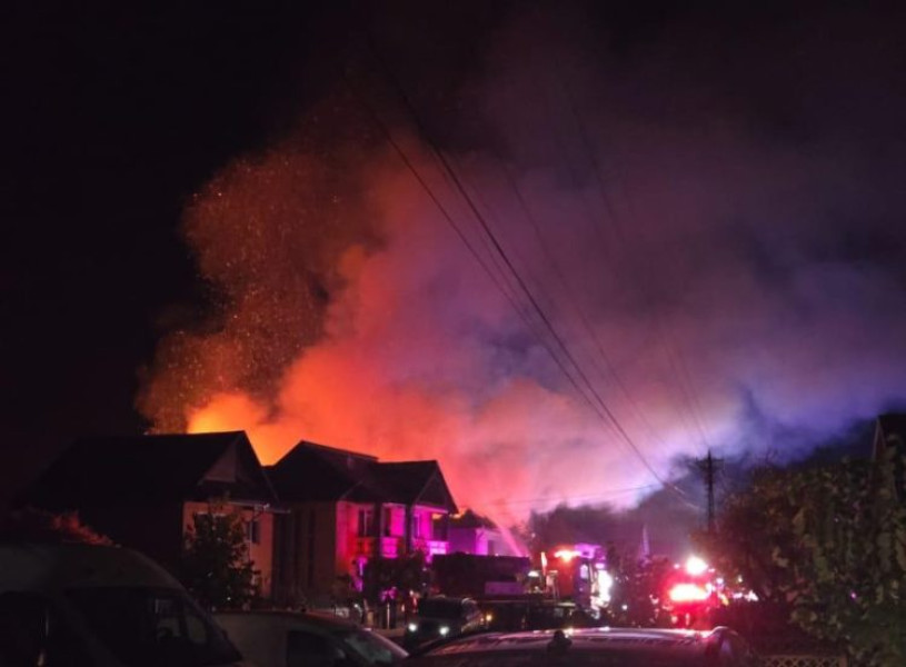 Incendiu puternic la Săsar în apropiere de Baia Mare distruge o casă și anexele