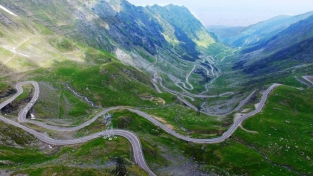 Închidere temporară a traficului pe Transfăgărășan și Transalpina din cauza condițiilor meteo
