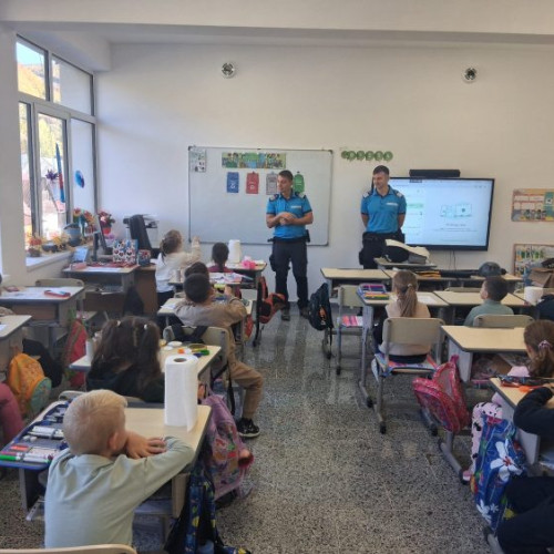 Copiii din Cavnic au învățat cum să fie eroi alături de jandarmii montani