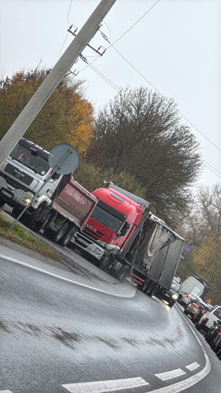 Tir blocat în șanț la Lăpușel scos după trei zile de intervenții