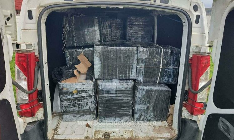 Microbuz încărcat cu peste 27.000 de pachete de țigări, oprit în Sighetu Marmației