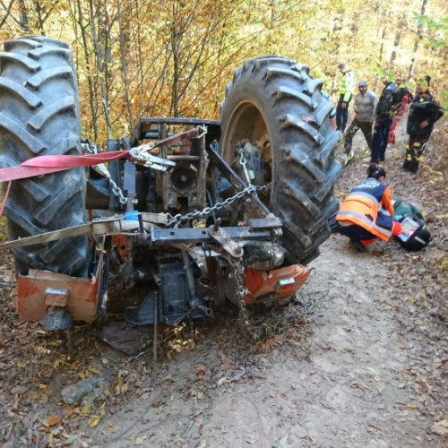 Persoană prinsă sub tractor în Vișeu de Jos, intervenție cu elicopter SMURD