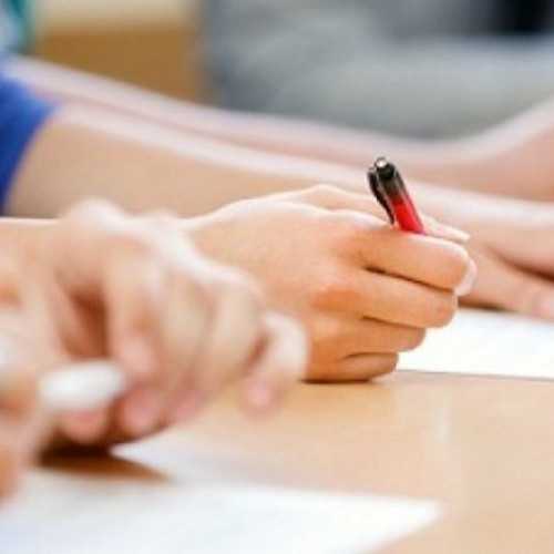 Elevii din clasa a XII-a sustin simularea examenului de bacalaureat la Limba si Literatura Romana. Ministerul Educatiei a anuntat ca peste 3.499 de elevi din Maramures s-au inscris pentru aceasta simulare.