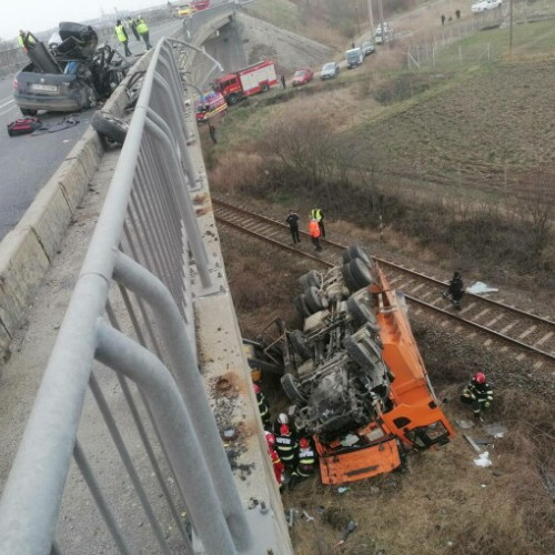 Accident tragic pe DN1: Trei morți după ce un camion a trecut peste o mașină și a căzut de pe pod