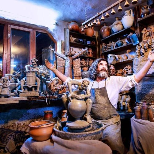 Olarul Daniel Leș din Maramureș, la Salonul Mondial du Tourisme din Paris pentru a promova arta ceramică românească