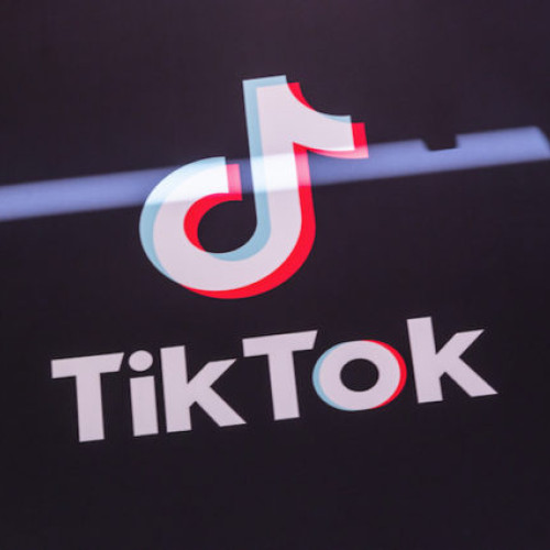 Congresul din SUA a votat pentru interzicerea TikTok, o aplicatie chinezeasca controversata, care a fost adoptata cu sprijin bi-partizan si trece la Senat pentru a fi dezbatuta.