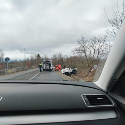 Accident grav la ieșirea din Ocna Sugatag spre Budești: unul din cei implicați a fost găsit inconștient și celălalt a rămas încarcerat în mașină. Cetățenii alertați să fie precauți la volan!