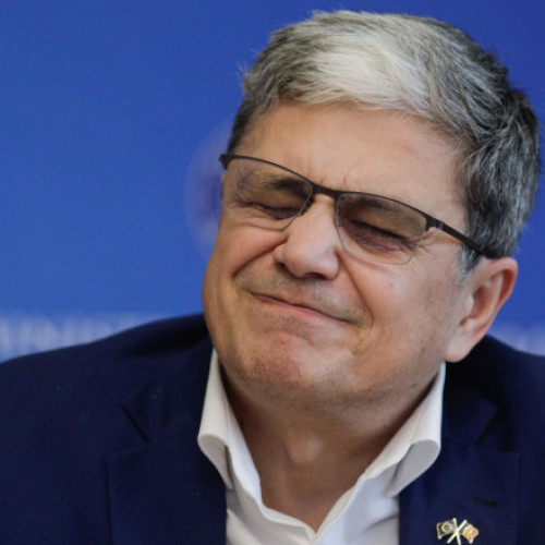Ministrul Finanțelor, Marcel Boloș, plătește o factură de energie de 199 de lei și e șocat de valoarea ridicată.