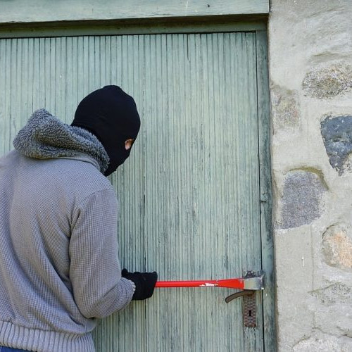 Tânărul din Coltău, reținut pentru furtul mai multor bunuri dintr-o societate comercială