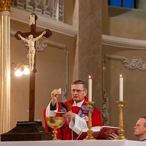 Mesajul de Paști al episcopului romano-catolic PS Eugen Schönberger: „Aprindeți lumânările speranței și aduceți în lume credința și bucuria Paștelui!”