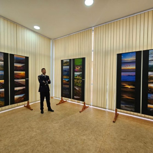 Ofițeri ai Serviciului Criminalistic expun la Centrul Universitar Nord din Baia Mare lucrări de pictură și fotografie