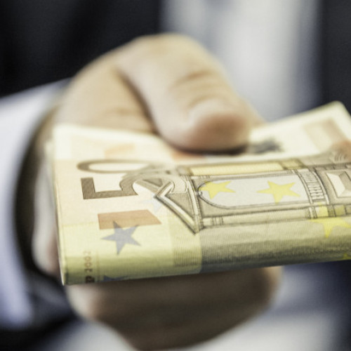 Angajat din Dolj, reținut pentru trafic de influență în cazul adopției unui copil