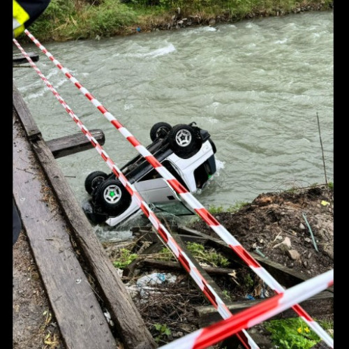 O tânără de 18 ani rănită în urma unui accident de mașină în râul Ruscova. Poliția anchetează cazul.