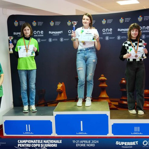 Podium pentru copiii Academiei de Şah Maramureş la Campionatul Național de Şah pentru Copii și Juniori