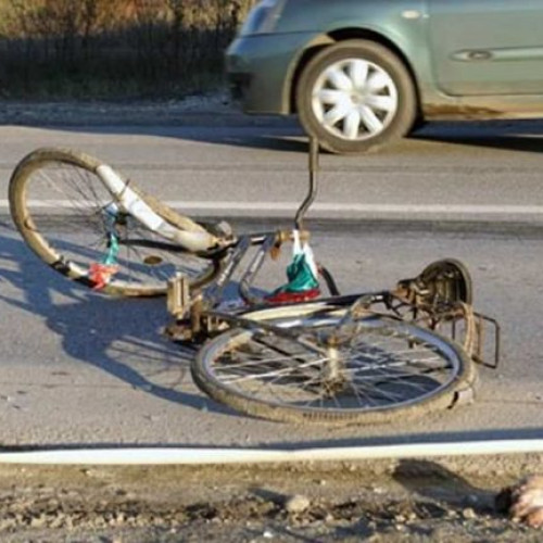 Accident rutier pe strada Gh. Șincai: Biciclistă lovită de o șoferiță ieșind dintr-o curte