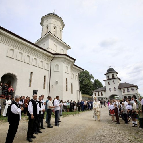 Sute de oameni la hramul Mănăstirii Habra: Sfânta Liturghie Arhierească și pelerinaj de Paște. 1604-1990: istoria și reclădirea lăcașului de cult în comuna Groși. Mănăstirea Habra a primit numele „Învierea Domnului”.