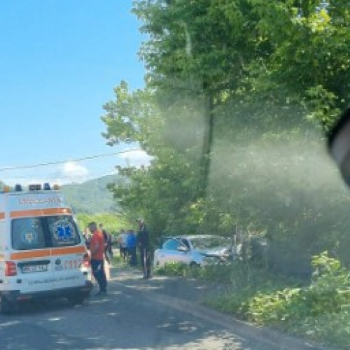 Accident în Ferneziu: Autoturism lovit în stâlp de electricitate