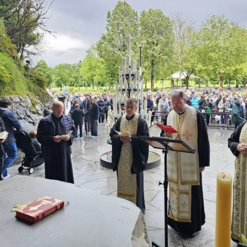 PS Vasile Bizău, în pelerinaj la Lourdes, alături de credincioșii greco-catolici din Paris