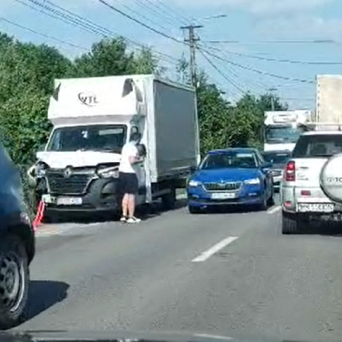 Accident rutier la Buşag. Implicată o autoutilitară – foto