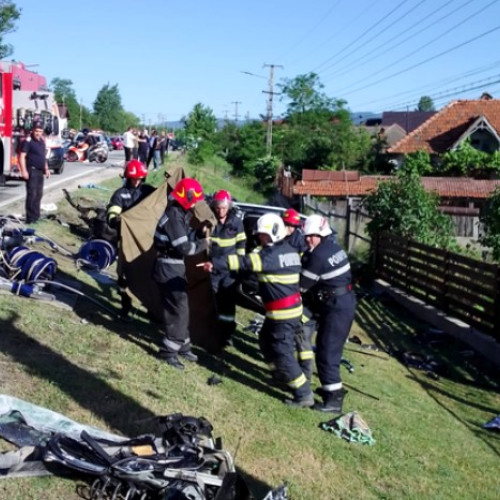 Accident rutier grav pe DN 67: Un autocar plin cu elevi implicat