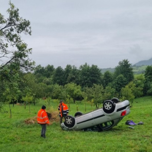 Accident grav pe DJ 184, la Sisești: autoturism răsturnat